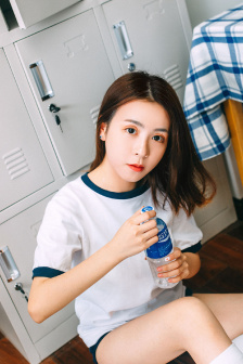 小姐姐捏自己的小兔兔